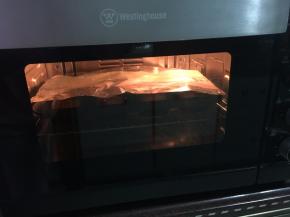 放入170摄氏度的预热的烤箱中层烤20分钟，后面5分钟可以盖上锡纸以免过度上色