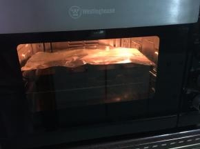 放入170摄氏度的预热的烤箱中层烤20分钟，后面5分钟可以盖上锡纸以免过度上色