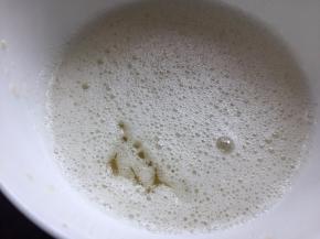 将白砂糖放入蛋清中打至白砂糖溶化