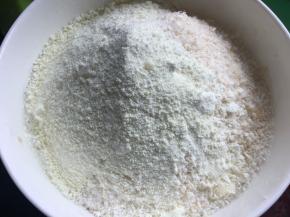 然后加入奶粉和椰蓉搅拌均匀