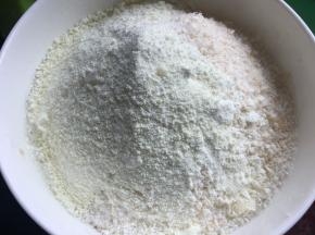 然后加入奶粉和椰蓉搅拌均匀