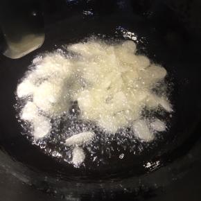 然后捞出花椒扔掉，下蒜片爆香