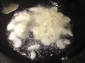 然后捞出花椒扔掉，下蒜片爆香