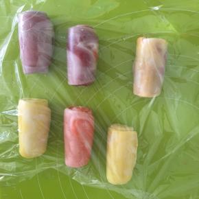 每一个都按上述步骤卷好，盖上保鲜膜，再松弛15分钟