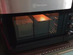 然后放入预热好的烤箱，190摄氏度烤40分钟