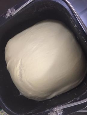 等材料搅拌均匀后放入撕小块的黄油，面团一次发酵完成