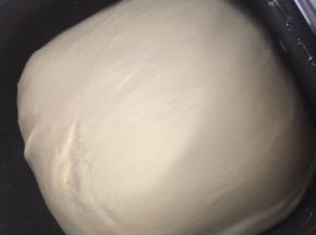 等材料搅拌均匀后放入撕小块的黄油，面团一次发酵完成