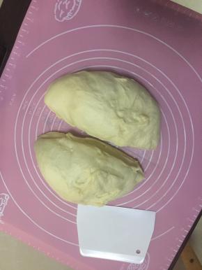 然后将面团用称称出等量的两份面团