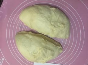 然后将面团用称称出等量的两份面团