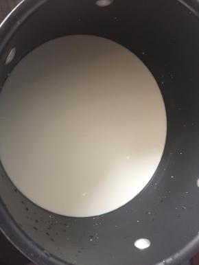 锅里煮开纯牛奶