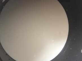 锅里煮开纯牛奶