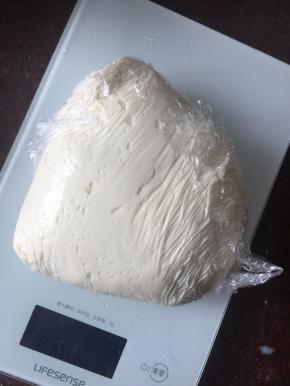 然后取出面团放容器中盖上保鲜膜醒发2小时后用保鲜膜包住放入冰箱冷藏15小时以上