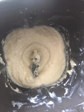 面包机中放入烫面中的高筋面粉和糖，然后将煮开的纯牛奶缓慢倒入面粉中，要保持面团温度不低于86摄氏度，用筷子边不断搅拌均匀，然后打开面包机的和面键，和好的烫面也放入冰箱冷藏15小时以上