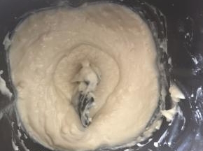 面包机中放入烫面中的高筋面粉和糖，然后将煮开的纯牛奶缓慢倒入面粉中，要保持面团温度不低于86摄氏度，用筷子边不断搅拌均匀，然后打开面包机的和面键，和好的烫面也放入冰箱冷藏15小时以上