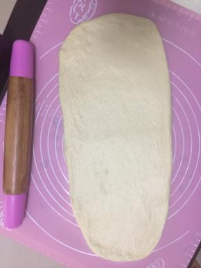 然后将面团擀成长舌状