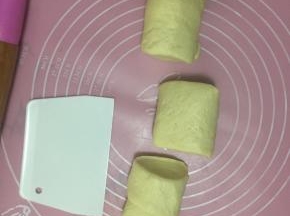 卷起，分成等量的三份