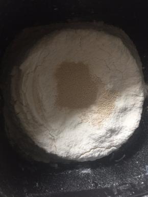 冷藏时间到了就可以开始做主面团了，将主面团的所有材料（包括撕小块的种面、烫面）除黄油外倒入面包机中按面团发酵键