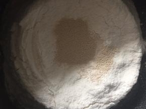 冷藏时间到了就可以开始做主面团了，将主面团的所有材料（包括撕小块的种面、烫面）除黄油外倒入面包机中按面团发酵键