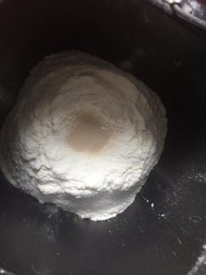 将种面原材料全部放入面包机中搅拌成面团