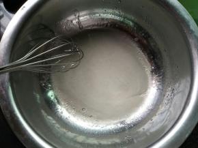 玉米油和水搅打均匀