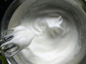 蛋白里加入细砂糖，进行打发，打湿性发泡即可，提起打蛋器呈大弯钩（蛋白霜加几滴柠檬汁或者白醋去腥味）