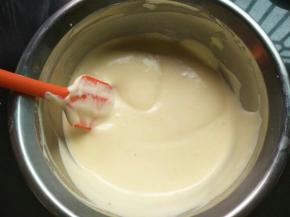 混合好的蛋糕湖，非常细腻，同时预热烤箱180℃