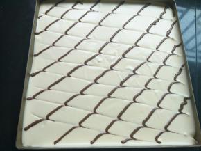 用牙签朝一个方向拉线，每拉一次都要用纸巾擦干牙签