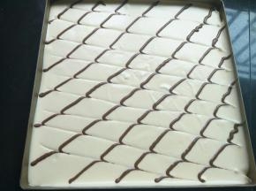 用牙签朝一个方向拉线，每拉一次都要用纸巾擦干牙签