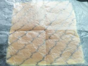 出炉端起烤盘，轻震几下，震出热气，把蛋糕卷放室温放凉，稍微有点降温，表面盖油纸