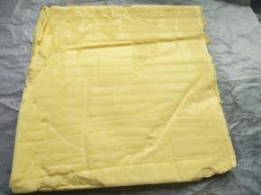 温热的时候把蛋糕卷倒扣过来