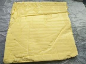 温热的时候把蛋糕卷倒扣过来