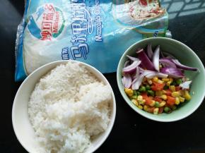 材料准备好，洋葱切小块