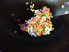 锅里下点油，加点点盐，把玉米粒青豆炒半熟