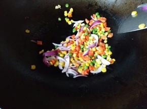 锅里下点油，加点点盐，把玉米粒青豆炒半熟