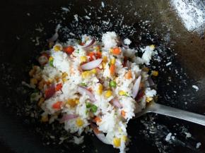 加入剩饭，炒均匀