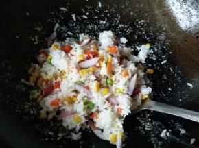 加入剩饭，炒均匀