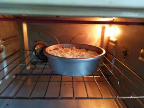 烤箱中层180℃预热5分钟,烤15分钟