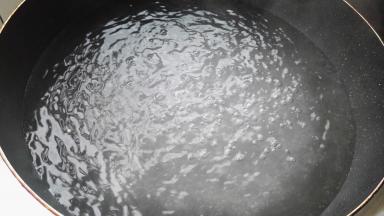 锅添水大火烧开，滴几滴油，放一点盐。