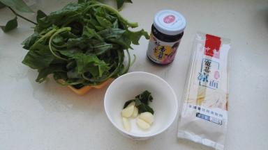 准备好的部分原料：面条和香菇酱，苋菜、藿香淘洗干净，蒜剥皮。
