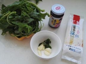 准备好的部分原料：面条和香菇酱，苋菜、藿香淘洗干净，蒜剥皮。