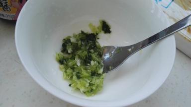 煮面的同时把蒜、藿香、一点盐放蒜臼中捣成泥，倒碗中，放醋、生抽、香油调成味汁。