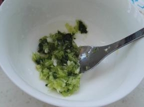 煮面的同时把蒜、藿香、一点盐放蒜臼中捣成泥，倒碗中，放醋、生抽、香油调成味汁。