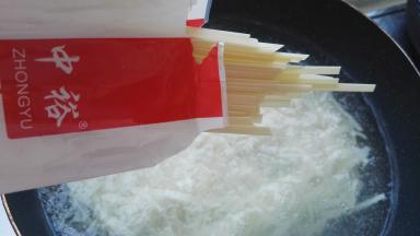 将面条均匀的放入水中，用筷子抄散。