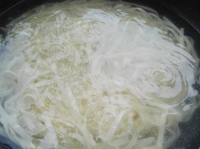 水开后转中火点凉水，用筷子抄下。