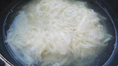 再开再点凉水用筷子抄下。