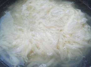 再开再点凉水用筷子抄下。