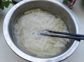 用漏勺控水捞出放凉水中抄散散热。