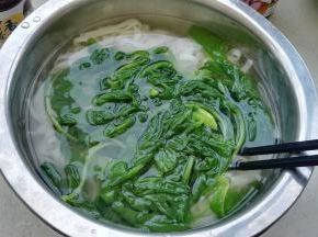 捞面条盆中抄散散热（如果感觉盆中水热可倒出更换凉水，让面条、菜快速降温）。