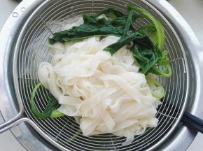把面条苋菜用漏勺控水捞出。