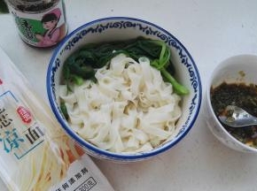 放碗中。